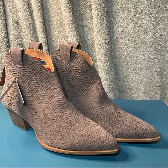 dingo Shoes - Dingo taupe leather ankle booties NWT size 9